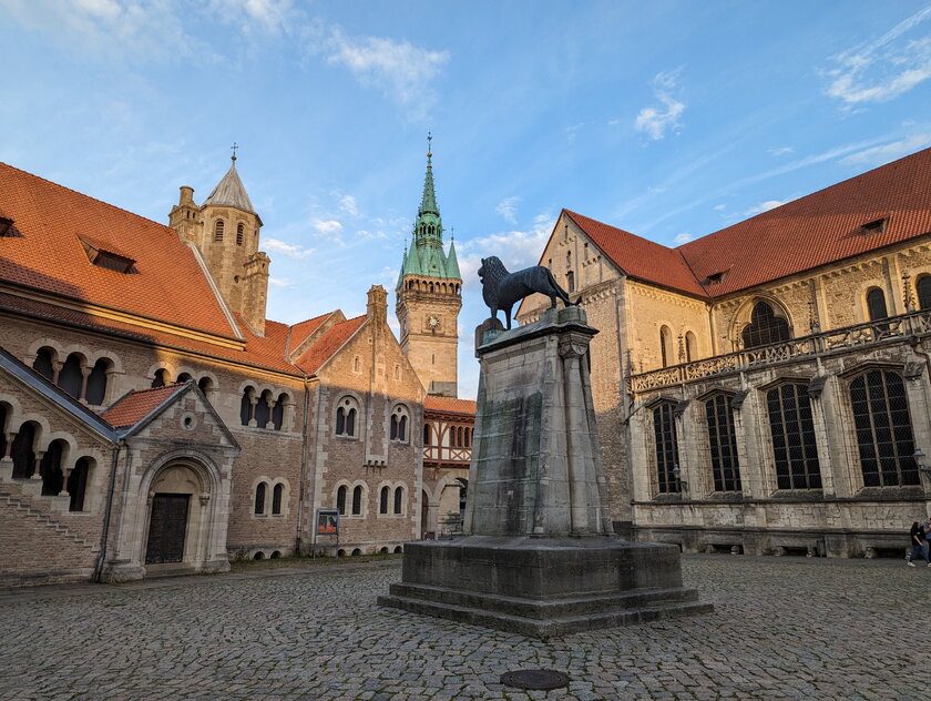 Blick auf den Braunschweiger Loewen auf dem Burgplatz vor der Burg Dankwarderode und dem Braunschweiger Dom.