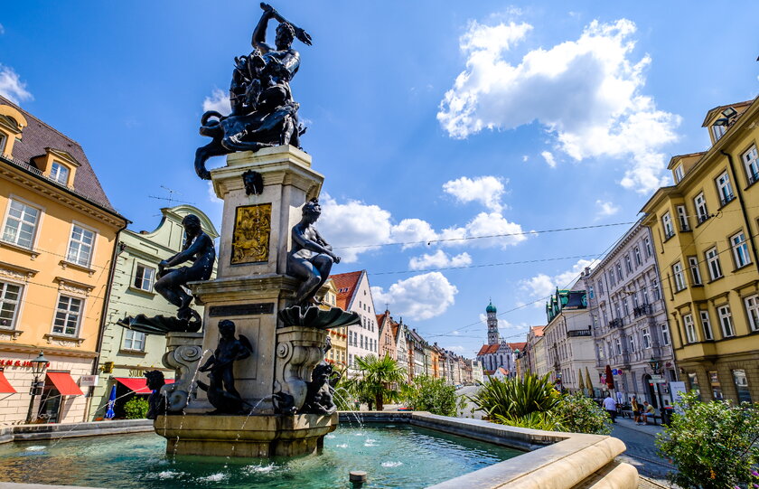 Bild Herkulesbrunnen Blick auf den Herkulesbrunnen in der Augsburger Altstadt, Mythos Herkules schlaegt Hydra die Koepfe ab.