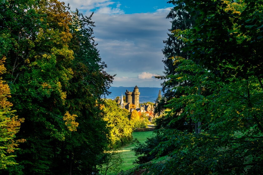 Bild Bergpark Kassel Blick durch den herbstlichen Wald im Bergpark Kassel mit Schloss Wilhelmshoehe.