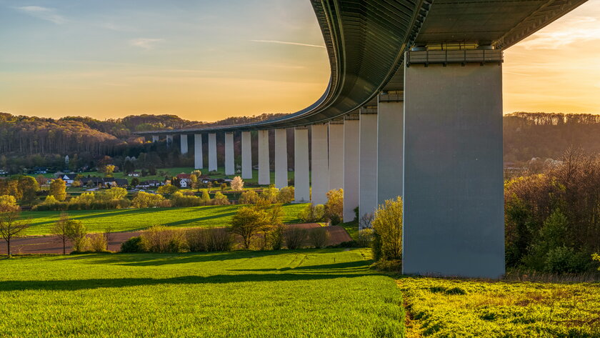 Blick ueber das Ruhrtal mit einer grossen Autobahnbruecke am rechten Bildrand.