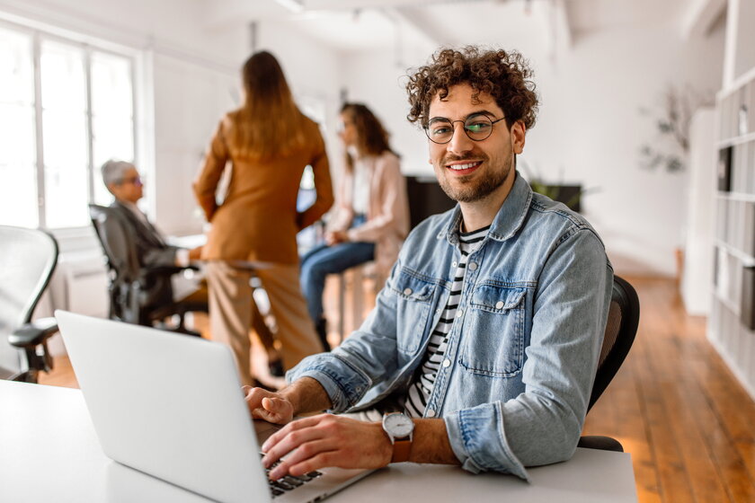 Portrait eines jungen, gutaussehenden Freiberuflers im modernen Büro.