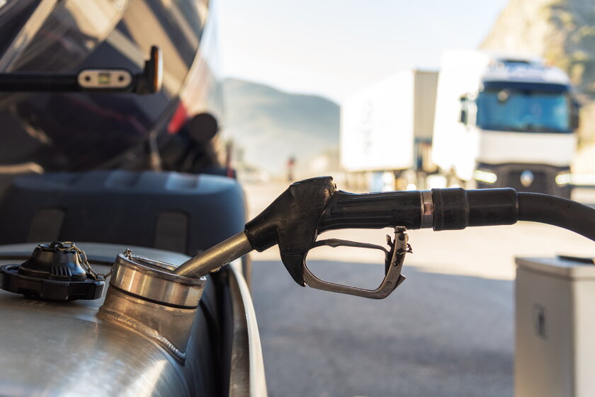 LKW tankt Diesel an einer Autobahntankstelle, Nahaufnahme der in den Fahrzeugtank eingesetzten Duese.