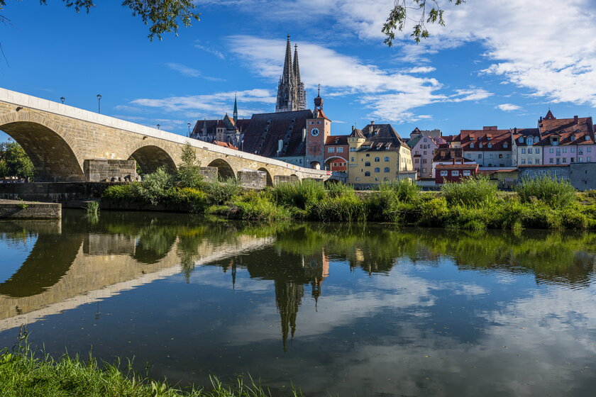 Blick ueber die Donau und Alte Steinstrasse auf Regensburger Altstadt.