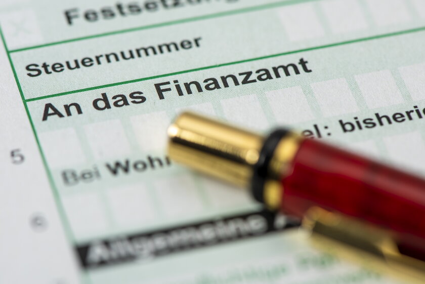 Deutsche Steuererklaerung an das Finanzamt, Formular und Kugelschreiber.