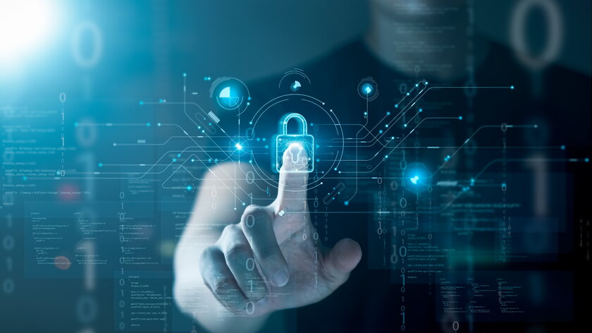 Menschliche Hand beruehrt virtuellen Bildschirm mit Symbolen und klickt Sicherheitsschloss.