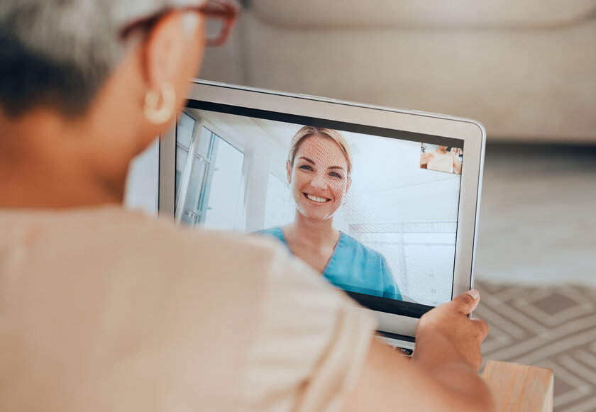 Bild Telemedizin Seniorin bespricht sich am Tablet mit Hausaerztin via Telemedizin.