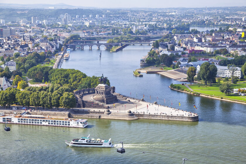 Bild Kaiserdenkmal Koblenz Panoramasicht von oben auf das Kaiser-Wilhelm-Denkmal an der Rhein-Mosel-Muendung in Koblenz.