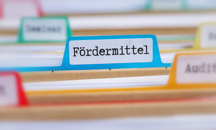 Dateiordner mit der Aufschrift Foerdermittel
