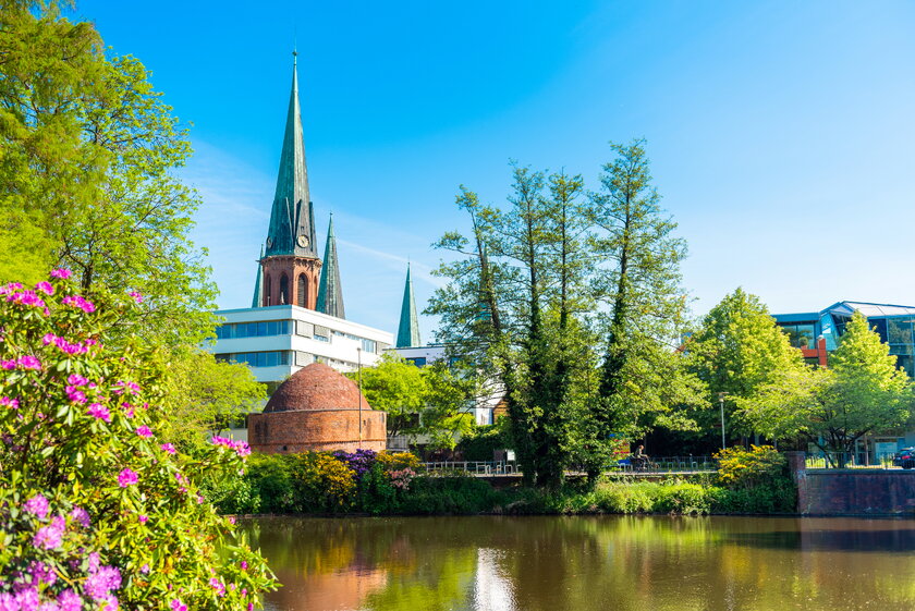 Bild St. Lamberti Kirche Uferblick auf die St. Lamberti Kirche in Oldenburg, Niedersachsen.