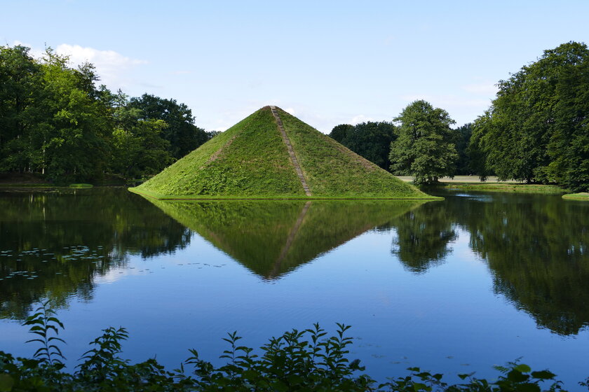 Bild Branitz-Pyramide Blick auf von Wasser umgebene Branitz-Pyramide im Fuerst-Pueckler-Park in Cottbus.