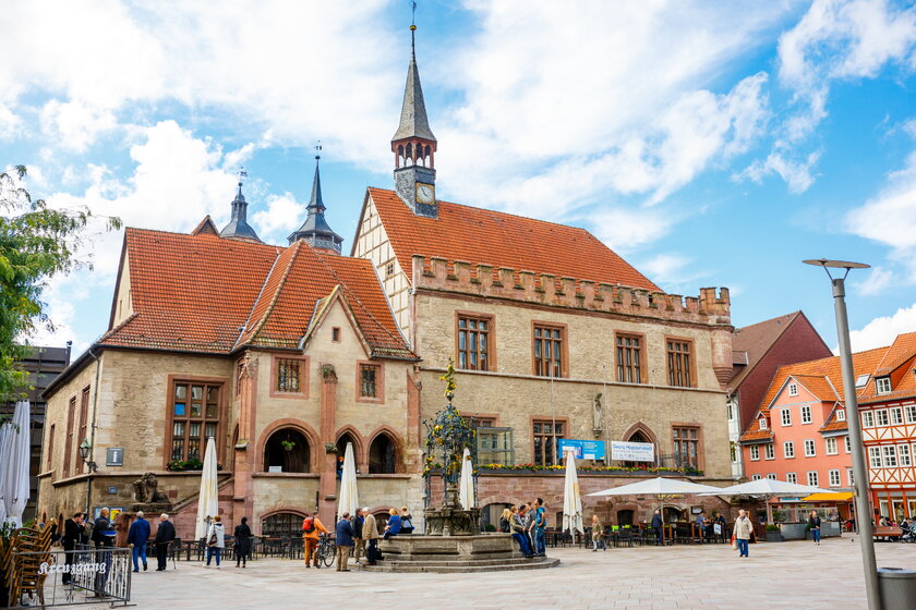Bild Altstadt Goettingen Hauptmarktplatz mit Wahrzeichen Gaenseliesel Brunnen in Goettingen.