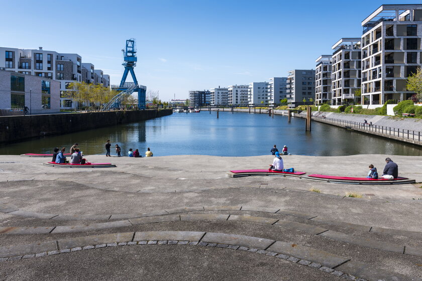 Bild Offenbach Mainufer Blick entlang des Mains in Offenbach. An den Seiten befinden sich Neubauten mit Wohnungen und Industriedenkmal.