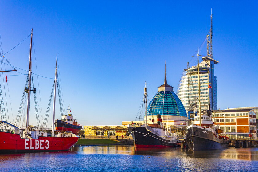 Bild Deichpanorama Bremerhaven Stadtbild und Kuestenpanorama Bremerhavens: ATLANTIC Hotel Sail City, Leuchtturmarchitektur, Schiffe, Deich und Landschaft.