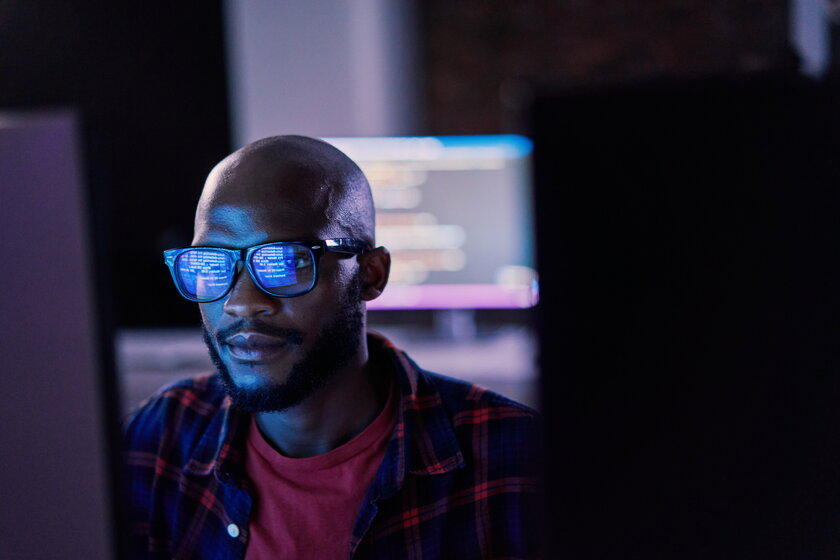Bild AI-Engineer Programmierer oder IT-Spezialist mit Code-Reflexion in seiner Brille, Fokus und Cloud Computing.