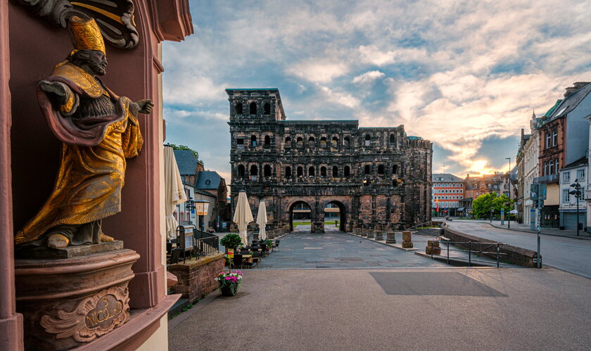 Bild Porta Nigra Heiliger Nicolas als Vordergrund bei der Ansicht des Weltkulturerbe Porta Nigra in Trier