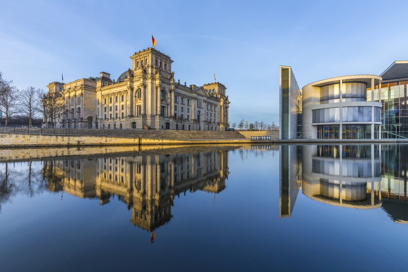 Bild Reichstag Reichstag im Regierungsviertel Berlin mit Reflexion in der Spree.
