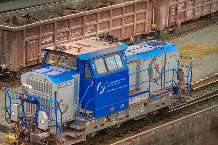 Bild Elektrolokomotive Elektrolokomotive der Verkehrsgesellschaft Peine Salzgitter auf den Gleisen des Stahlwerks, im Hintergrund Waggons mit Metallschrott.