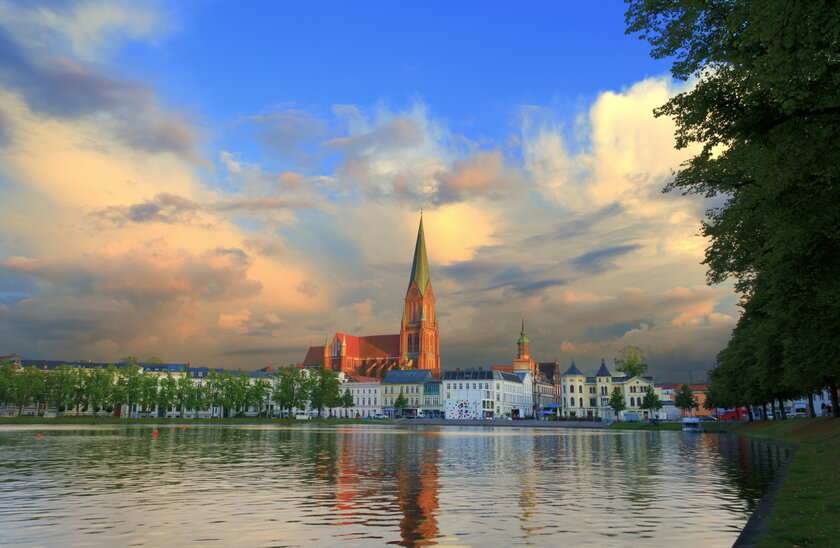 Bild Schweriner Dom Blick ueber den Pfaffenteich auf den Schweriner Dom und die Altstadt.