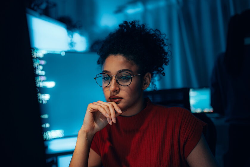 Bild Programmiererin Frau in der Tech-Branche – Sinnbild für SaaS-Startup-Gründung.