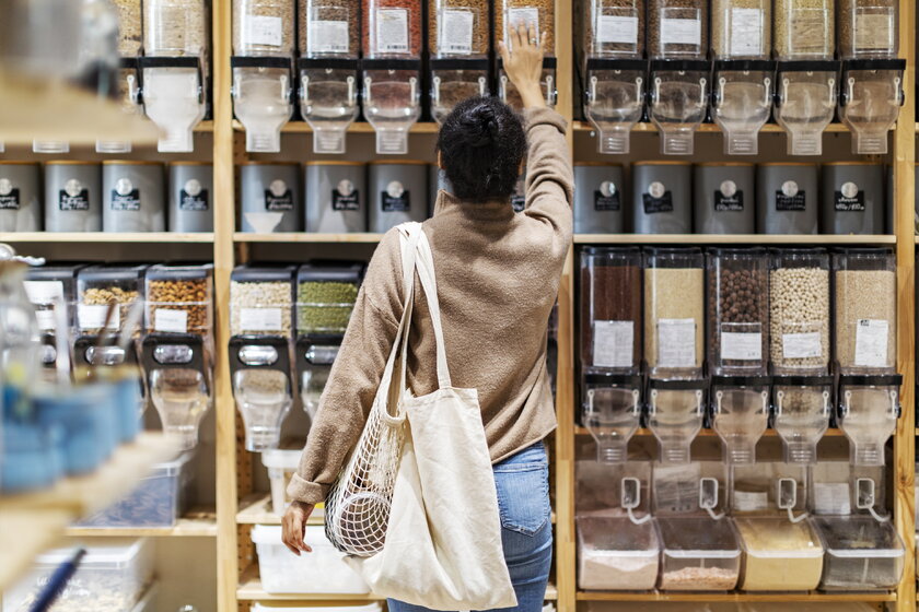 Bild Unverpacktladen Junge Frau begutachtet Regale im Zero-Waste-Shop.