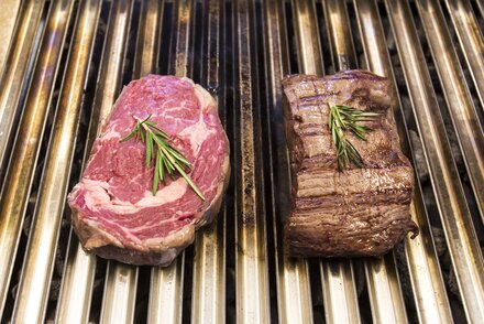 Frisches Bio-Fleisch auf dem Grill im Grill & Grace