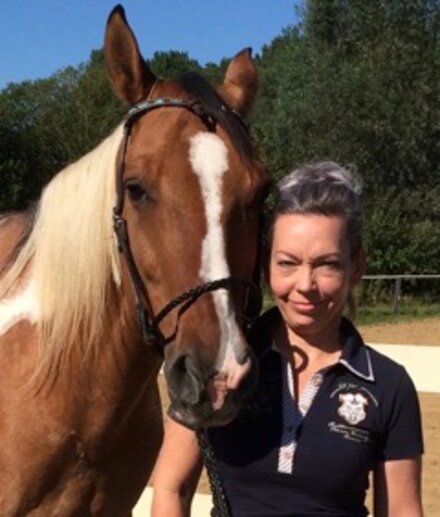 Daniela Linke-Slawinski mit Pferd bei ihrem pferdegestützten Leadershiptraining