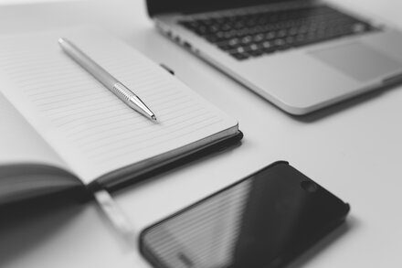 Einigung Erbschaftsteuer Reform Laptop mit Notizbuch, Mobilphone und Stift