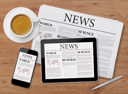 Zeitung, Nachrichten auf Tablet und Smartphone und frischer Kaffee