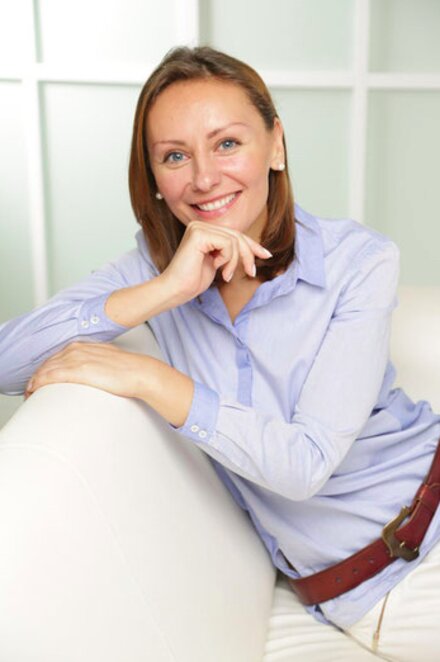 Eryka Koschnick von Stylingdate Eryka Koschnick, Gründerin von Stylingdate sitzend auf einer Couch