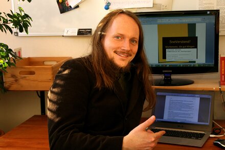 Christian Schloyer von TextVerstand! Christian Schloyer, Gründer von TextVerstand! in seinem Büro