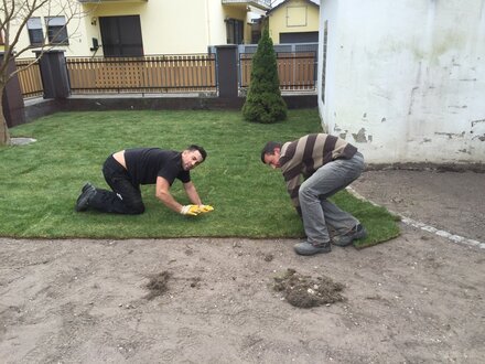 Jetullah Hyseni von Gartenbau JETA Jetullah Hyseni, Gründer von Gartenbau JETA bei der Gartengestaltung eines Kunden