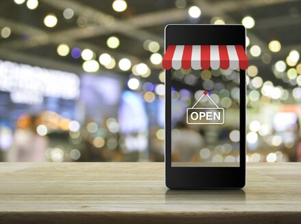 Modernes Smartphone mit Online-Shop-Grafik