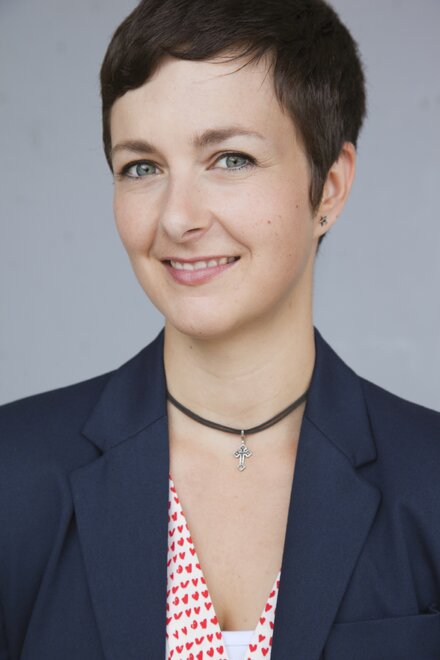 Porträt von Kim Nadine Adamek, Gründerin der Werbeagentur digitallotsen