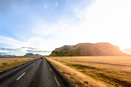 Straße führt durch Steppenlandschaft direkt auf den Horizont