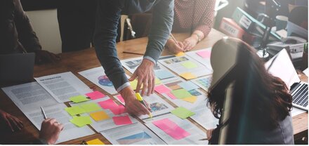 Businessplanerstellung Gruppe von Menschen, die an der Erstellung eines Geschäftsplans arbeiten