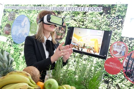 Internorga Zukunftspreis 2018 für kaufmännisches Handeln und zukunftsorientiertes Wirtschaften Mit 3D-Brille schaut diese jungen Frau in die Gastronomie-Welt von morgen