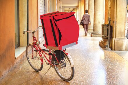Auslieferung der bestellten Ware mit einem Farradkurier Per SMS bestellt, mit einem Fahrradkurier geliefert: Lobu in Wien macht's möglich