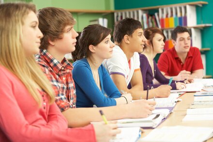 Geschaftsideen-Workshop mit 14- bis 19-jährigen in der Hochschule Hamm-Lippstadt Im Workshop arbieten die Teenager mit Mentoren an ihren Geschäftsideen und innovativen Konzepten
