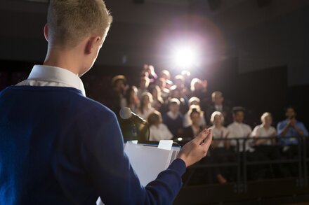 14- bis 19-jährige Teenager stellen ihre Geschäftsideen im Workshop vor Im Geschäftsideen-Workshop können Teenager mit Mentoren ihre kreativen Konzepte weiterentwickeln