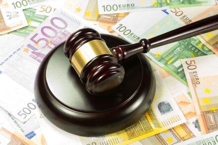 Richterhammer und Euro-Banknoten