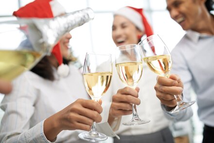 Ihre Weihnachtsfeier bleibt lohnsteuerfrei bis zu einer Aufwendungsgrenze von 110 Euro pro Arbeitnehmer Die jährliche Weihnachtsfeier sorgt für ein gutes Betriebsklima - davon haben alle was