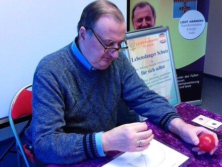Bild Roger Morettoni vom Licht und Harmonie Verlag Roger Morettoni vom Licht und Harmonie Verlag bei der Arbeit.