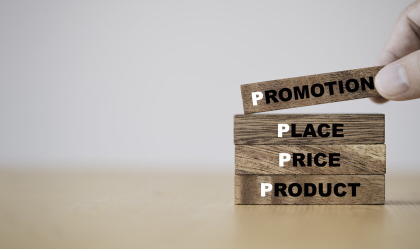 Bild Marketing Mix 4P des Marketing-Mix, namentlich Produkt, Preis, Platzierung und Promotion visualisiert durch Holzwuerfel.