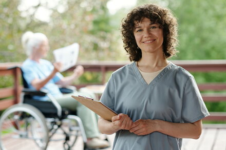 Pflegedienst gründen: Mit Herz und Plan!