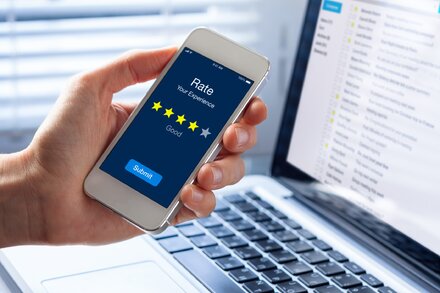 4 Sterne auf dem Smartphone-App-Bildschirm.