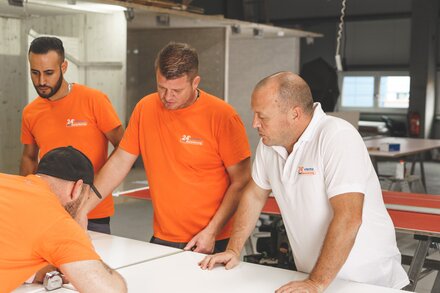 Bild Viterma Team Mitarbeiter von Viterma besprechen einen Auftrag.