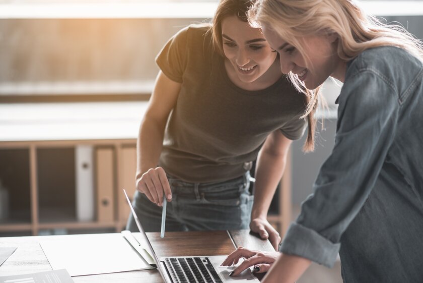 Bild Gruender am Laptop Zwei junge Frauen bei der Online-Recherche.